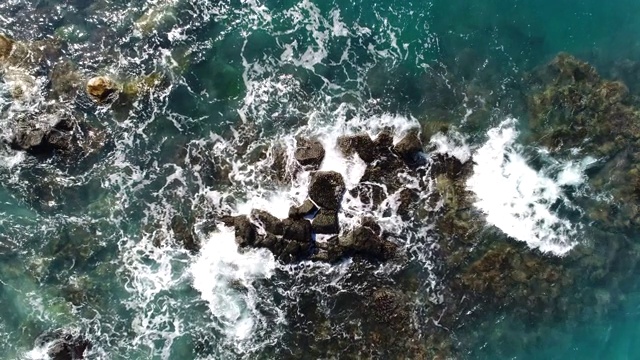 海浪撞击岩石/韩国济州岛西格浦西视频素材