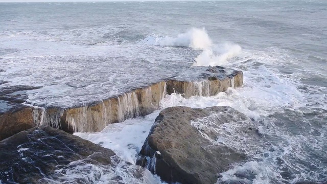 海浪拍打着英格兰波特兰市陡峭的海岸线视频素材