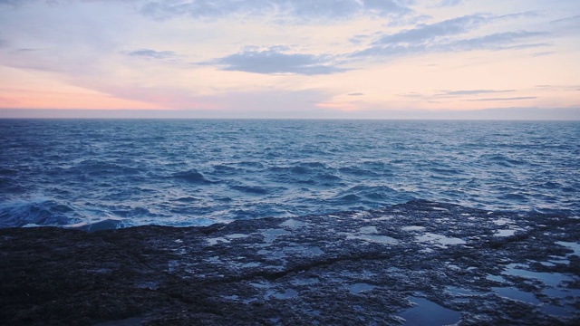 黄昏时分，英格兰波特兰市海岸线上的海浪景观视频素材