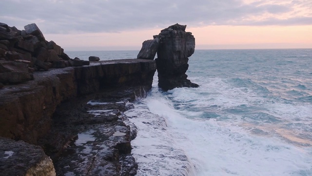 在一个多云的夜晚，海浪撞击着英格兰波特兰的Pulpit Rock视频素材