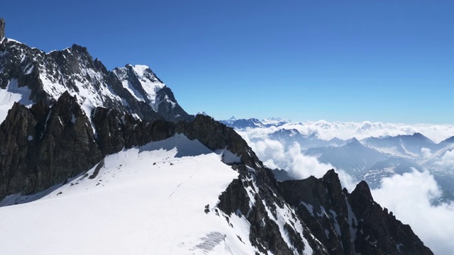 白雪皑皑的阿尔卑斯山脉/意大利的奥斯塔山谷视频素材