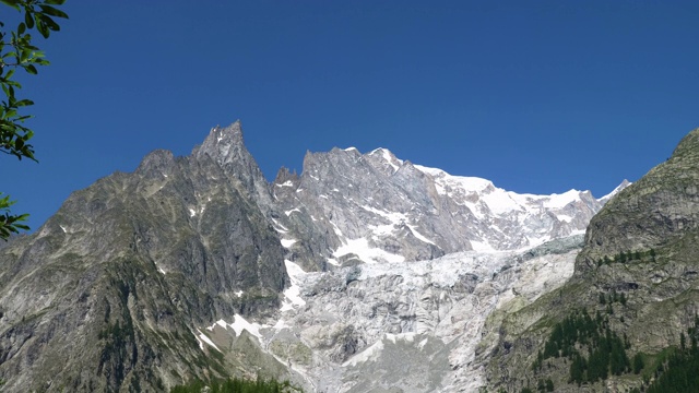 意大利阿尔卑斯山脉/奥斯塔山谷的山脉视频素材