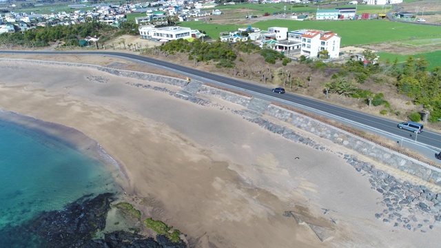 韩国济州岛沿海公路上行驶的汽车视频素材