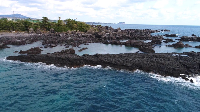 海浪撞击岩石/正中门洞，西浦浦西，济州岛，韩国视频素材