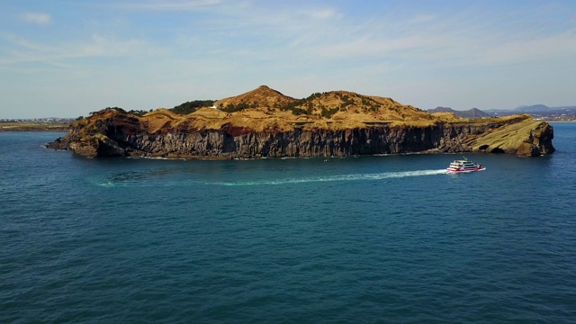 韩国济州岛松克山/西浦溪海景视频素材