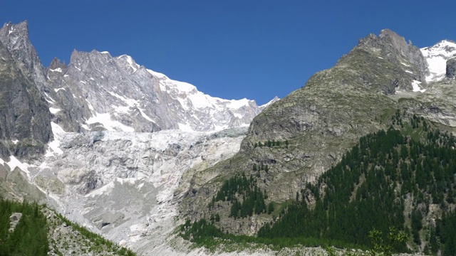 意大利阿尔卑斯山脉/奥斯塔山谷的山脉视频素材