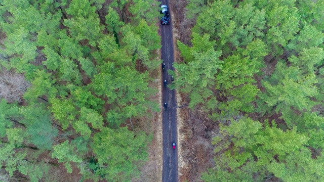 韩国济州岛哈拉山公路上行驶的汽车和自行车视频素材