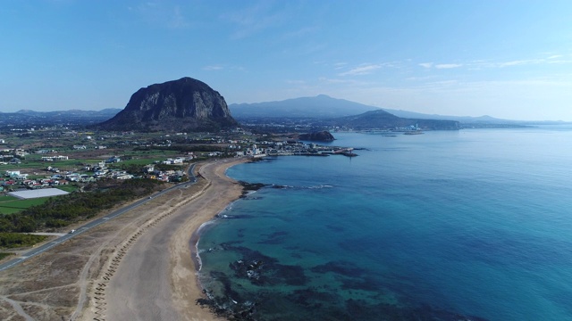 韩国济州岛，Sagyehang港，Yongmeori海滩/ Seogwipo-so三班山附近的村庄视频素材