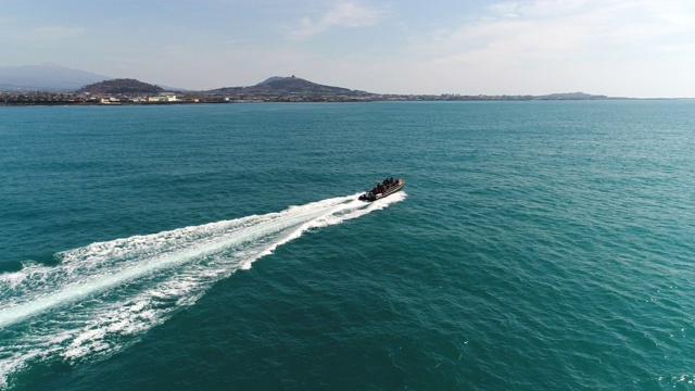 海上的一艘船/韩国济州岛西浦浦视频素材