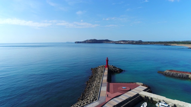 位于韩国济州岛松克山/西浦浦附近Sagyehang港的灯塔视频素材