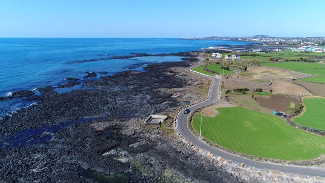 韩国济州岛沿海公路上行驶的汽车视频素材