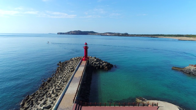 位于韩国济州岛松克山/西浦浦附近Sagyehang港的灯塔视频素材