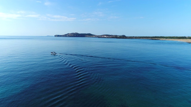 韩国济州岛松克山和渔船/西浦溪视频素材