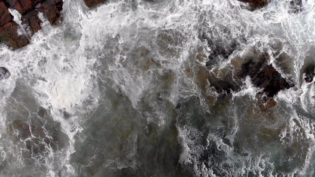 空中的海浪从上面冲刷着岩石海岸视频素材