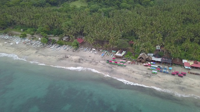 船和海浪在Karangasem摄政/巴厘岛，印度尼西亚视频素材