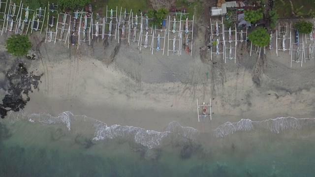 船和海浪在Karangasem摄政/巴厘岛，印度尼西亚视频素材