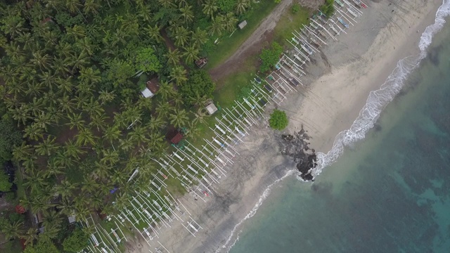 船和海浪在Karangasem摄政/巴厘岛，印度尼西亚视频素材