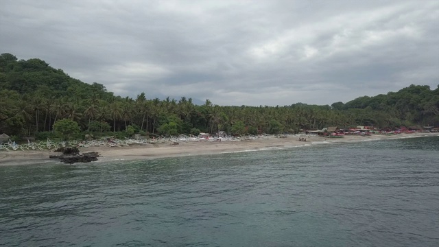 船和海浪在Karangasem摄政/巴厘岛，印度尼西亚视频素材