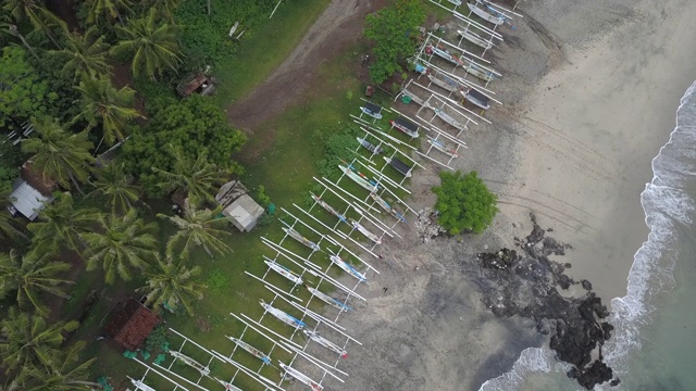 船和海浪在Karangasem摄政/巴厘岛，印度尼西亚视频素材