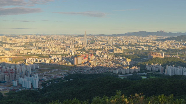 韩国首尔市区松帕谷的乐天世界大厦(Lotte World Tower)，从黎明到黎明视频素材