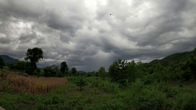 山上有暴雨云和雨水视频素材