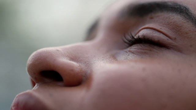 女人的眼睛近距离地望着天空，带着希望和信念视频素材