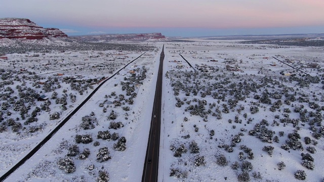 阿拉斯加白雪覆盖的田野中笔直的道路视频素材