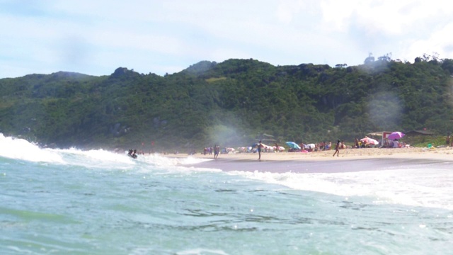 人们享受海滩的广角镜头，Florianópolis，巴西视频素材