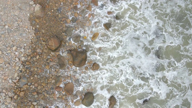 海洋，海滩，岩石，海浪鸟瞰图视频下载