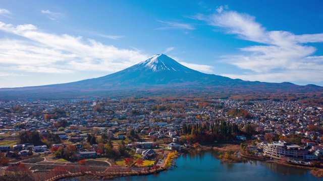 日本山梨县川口町日落时分的富士山。富士山超时空无人机拍摄。视频素材