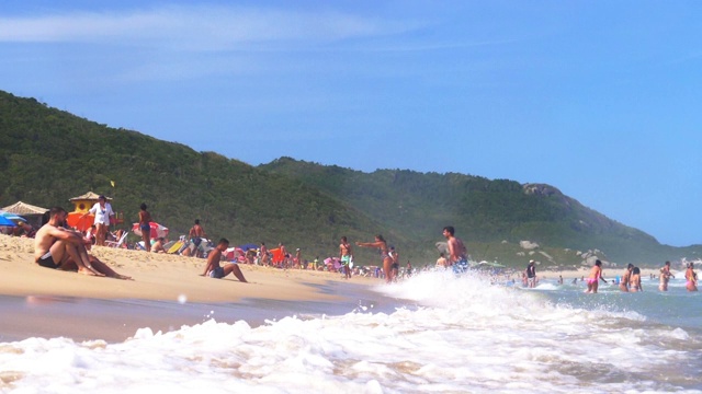 人们享受海滩的广角镜头，Florianópolis，巴西视频素材