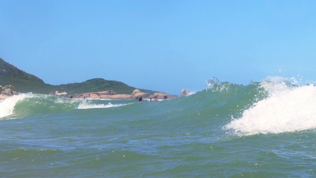 人们享受海滩的广角镜头，Florianópolis，巴西视频素材