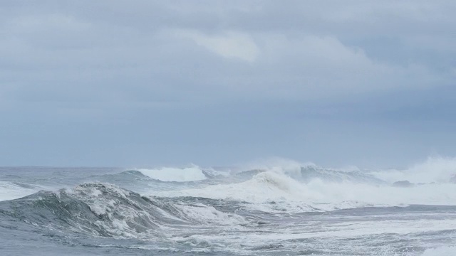 完整的框架与白色泡沫的海浪波峰。视频素材