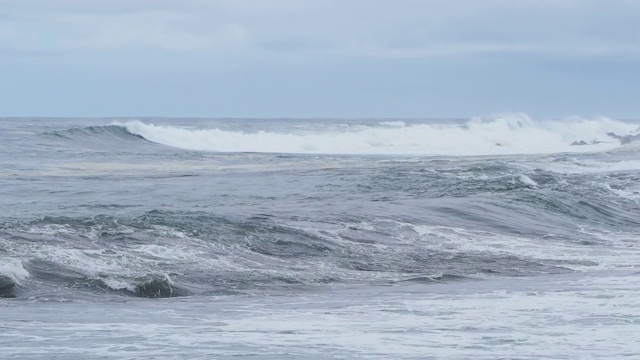 完整的框架与白色泡沫的海浪波峰。视频素材