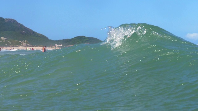 人们享受海滩的广角镜头，Florianópolis，巴西视频素材