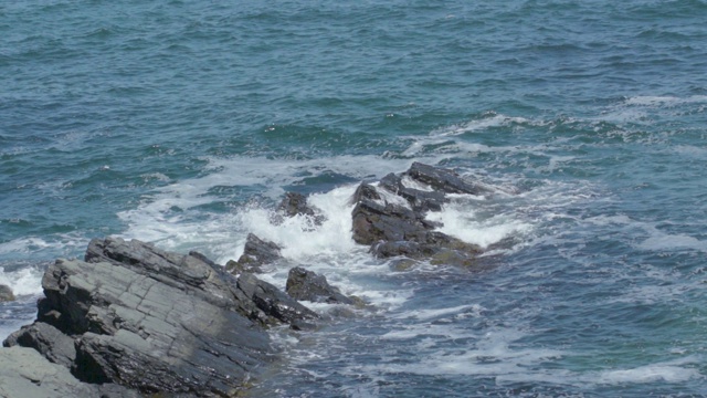 海浪和岩石滩视频素材