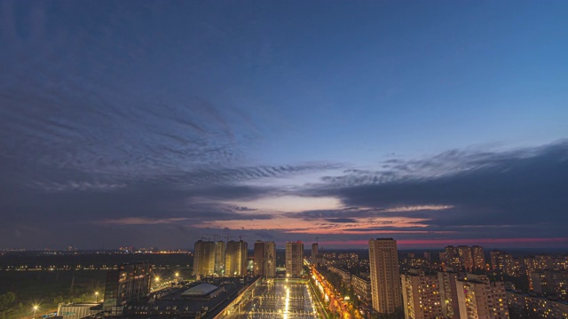 美丽的夜空流过城市的风景。时间流逝视频素材