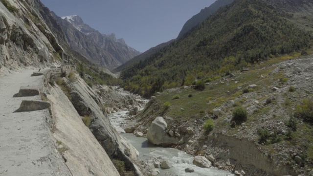 Gangotri-Gaumukh徒步旅行。《星际迷航》将带您到冈穆克(牛嘴)，神话中的恒河源头，视频素材