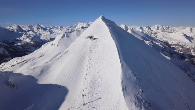 鸟瞰图滑雪坡上的滑雪者在奥博陶恩滑雪场，奥地利萨尔茨堡国。视频素材