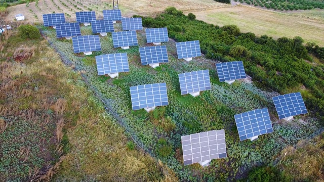 太阳能发电站与太阳能电池板，以节省能源和可再生能源视频素材