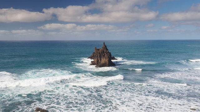 巨大的海浪冲击着特内里费岛海岸，这里有美丽的山地景观。视频素材