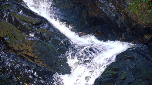 在吉梅尔莱斯喀斯喀特，水流从岩石上流下视频素材