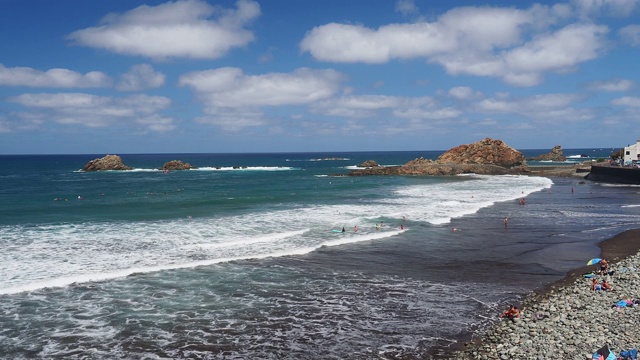 游客在加那利群岛的特内里费岛海岸沐浴和日光浴。视频素材