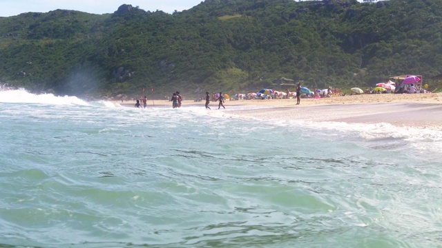 人们享受海滩的广角镜头，Florianópolis，巴西视频素材