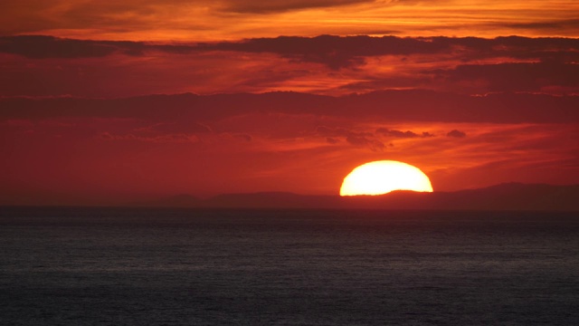 海面上的夕阳，夜幕正在降临。时间流逝视频素材