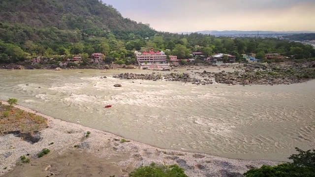 印度北阿坎德邦瑞诗凯诗市的恒河景色视频素材