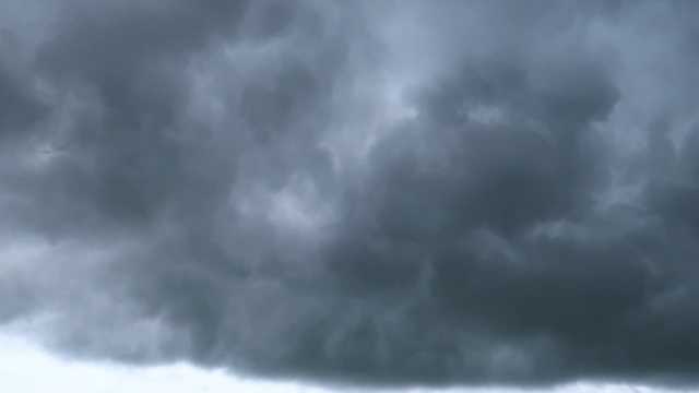 在多雨的暴风雨天空的地平线上，大气中有喜怒无常的烟云视频素材