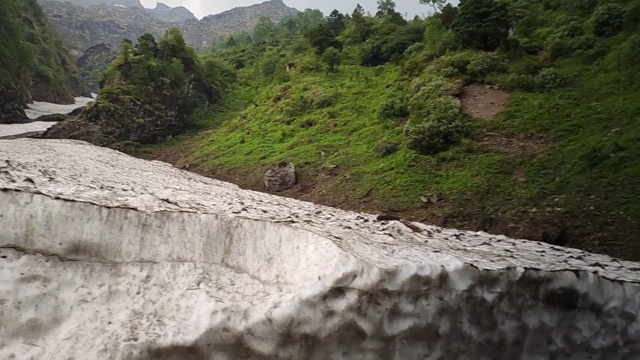 在Kedarnath，北阿坎德邦，印度的Kedarnath山上看到的冰川之间的特写镜头视频素材