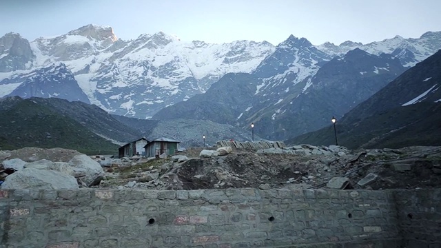 在印度北阿坎德邦的Kedarnath，早上看到Kedarnath寺庙后面的山脉视频素材