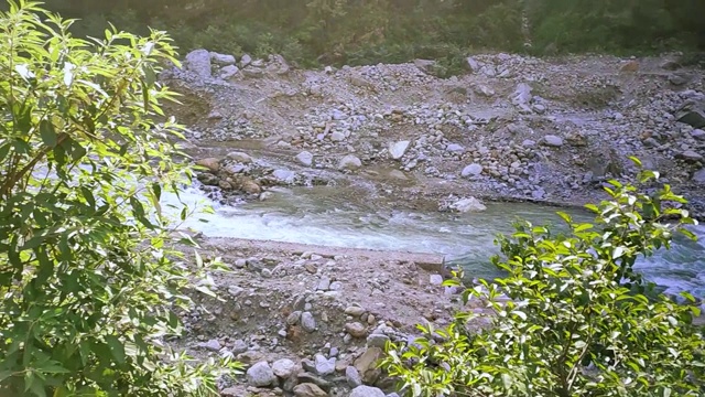 印度北阿坎德邦高里昆德山旁边的Mandakini河视频素材